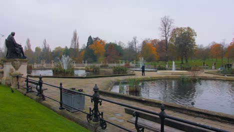 Paisaje-Pintoresco-De-Estanques-De-Jardín-Y-Fuentes-En-El-Hyde-Park-En-Londres,-Reino-Unido-Durante-La-Temporada-De-Otoño