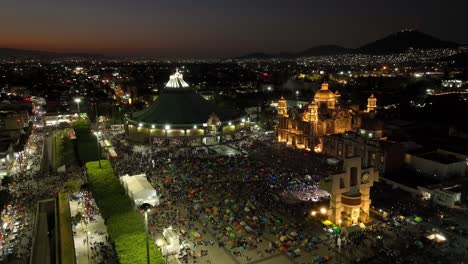 Vista-Aérea-De-Los-Creyentes-En-La-Plaza-Mariana-En-La-Basílica-De-Guadalupe,-Tarde-En-La-Peregrinación-Del-Día-De-La-Virgen-En-México