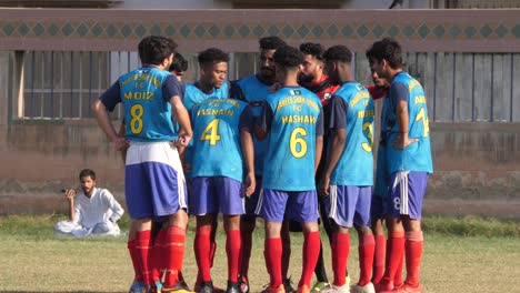 Equipo-De-Fútbol-Local-Hablando-Entre-Sí-Sobre-El-Terreno-De-Juego-En-Karachi,-Pakistán