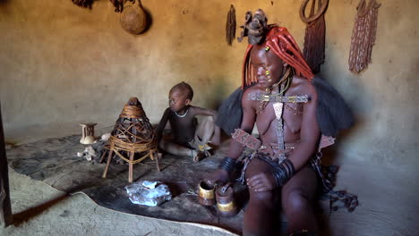 Nomadenstamm-Der-Himba-In-Namibia