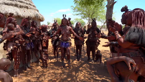 Nomadenstamm-Der-Himba-In-Namibia