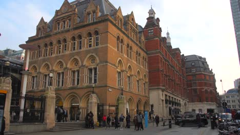 Edificios-Históricos-En-La-Estación-De-Tren-De-Liverpool-Street-En-Londres,-Inglaterra,-Reino-Unido