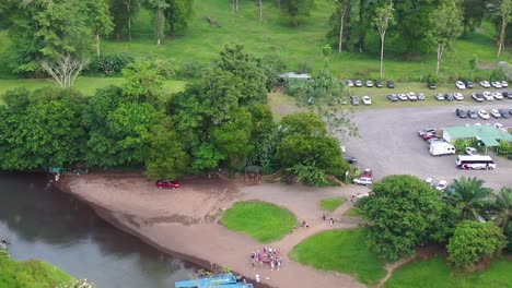 Flussrundfahrtboote-Beladen-Touristenpassagiere,-Luftdolly-Im-Absenkschuss