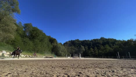 Outdoor-Schule-Für-Die-Reitausbildung-Mit-Kleinen-Kindern-Auf-Pferden