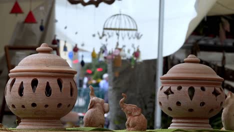 Adornos-De-Jardín-En-Exhibición-En-El-Mercado-Anual-De-Flores-En-Meran,-Tirol-Del-Sur,-Italia