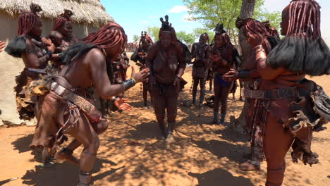 Nomadenstamm-Der-Himba-In-Namibia