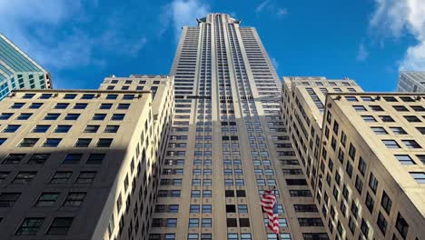 Blick-Auf-Die-Straße-Mit-Blick-Auf-Das-Chrysler-Gebäude-In-Manhattan,-New-York-City---Zeitraffer