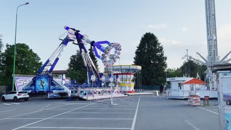 Verrücktes-Umgedrehtes-Frisbee-Oder-Karussell-Auf-Dem-Rummelplatz