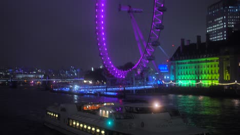 Cena-Crucero-Por-El-Río-Támesis-Por-La-Noche-Con-El-Colorido-Ojo-De-Londres-En-Un-Fondo-Iluminado