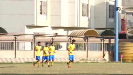 Cerrar-La-Toma-En-Cámara-Lenta-Del-Jugador-De-Fútbol-Corriendo-En-El-Suelo