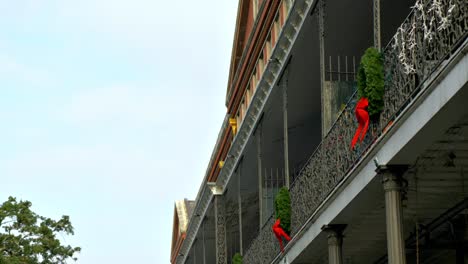 Jackson-Square-Balcones-Adornos-Navideños-Inclinación-Hacia-Abajo-Pan-Izquierda