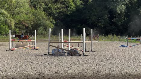 Outdoor-Schule-Mit-Hindernissen-Für-Die-Reitausbildung-Und-Junge-Leute-Auf-Pferden