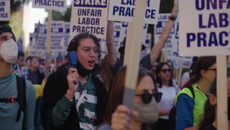 Un-Grupo-De-Trabajadores-Académicos-De-La-Uc-Agitando-Campanas-Y-Haciendo-Piquetes-En-El-Campus-De-La-Ucla