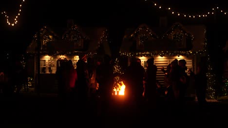 La-Gente-Se-Reúne-Alrededor-De-Una-Hoguera-En-Un-Festival-Navideño-Por-La-Noche