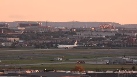 Airplanes-taxiing-at-the-big-airport-in-Toronto,-Canada