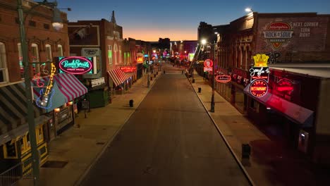 Bares-En-La-Calle-Beale-En-Memphis-Por-La-Noche