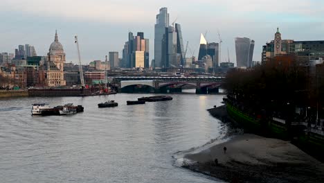 Encontrar-Cosas-Especiales-En-La-Playa-Mientras-El-Támesis-Está-En-Marea-Baja,-Londres,-Reino-Unido