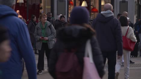 Crowd-of-people-crossing-the-road-at-the-lights-in-London,-Oxford-Circus