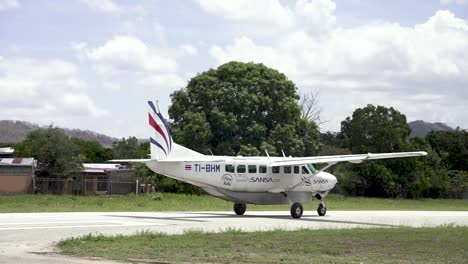 Cessna-208B-Grand-Caravan-EX-taking-off-from-rural-airport-from-Sansa-Airlines,-Follow-right-shot