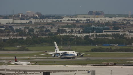 El-Tercer-Avión-Antonov-124-Más-Grande-Del-Mundo-Deslizándose-En-La-Pista