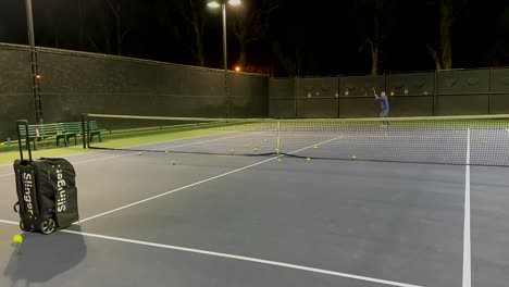 Hombre-Jugando-Al-Tenis-Con-Una-Bolsa-De-Honda