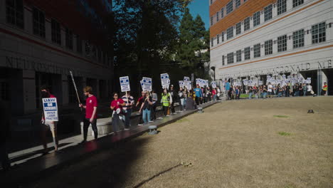 Una-Toma-Amplia-De-Trabajadores-Académicos-De-La-Uc-En-Huelga-Con-Una-Larga-Línea-De-Piquetes-Y-Carteles