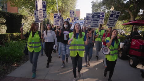 Mujeres-Líderes-Encabezan-Un-Gran-Piquete-De-Trabajadores-Académicos-De-La-Uc-En-El-Campus-De-La-Ucla