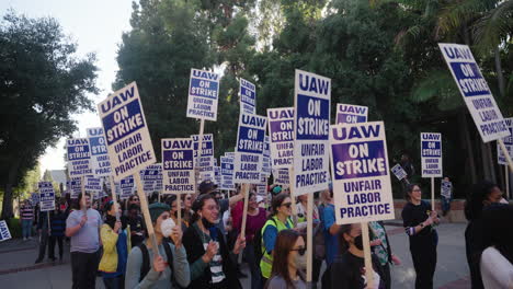 Eine-Bunt-Gemischte-Menschenmenge-Von-Uc-akademikern,-Die-Streikposten-Auf-Dem-Campus-Der-Ucla-Aufstellen