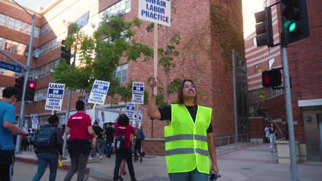 Una-Joven-Líder-Canta-Y-Levanta-Un-Piquete-En-La-Huelga-De-Trabajadores-Académicos-De-La-Uc-En-La-Ucla