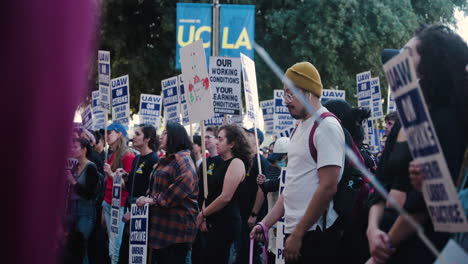 Una-Multitud-De-Trabajadores-Observa-A-Un-Orador-En-La-Huelga-De-Trabajadores-Académicos-De-La-Uc-En-Ucla