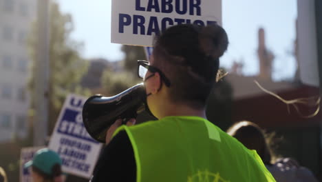 Eine-Junge-Frau-Singt-In-Ein-Megaphon-Am-Streikposten-Beim-Streik-Der-Akademischen-Arbeiter-Der-Uc-An-Der-Ucla