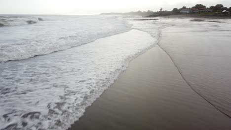 Antena:-Toma-De-Drone-Que-Muestra-Las-Olas-A-Lo-Largo-De-La-Playa