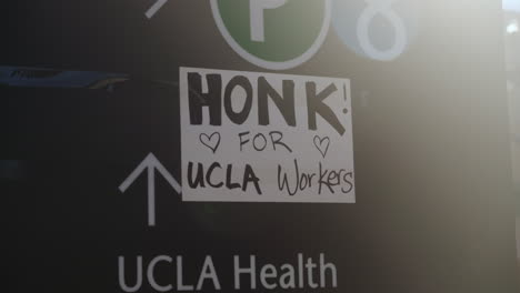 Ein-Schild-Mit-Der-Aufschrift-„hupen-Für-Ucla-arbeiter“-Beim-Uc-streik-Der-Akademischen-Arbeiter-In-Der-Ucla