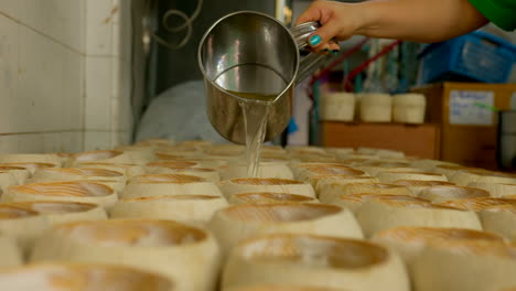 El-Proceso-De-Elaboración-De-La-Gelatina-De-Coco,-Una-Famosa-Comida-Callejera-Tailandesa-Hecha-Con-Gelatina-Vertida-En-Conchas-Con-Coco-Rallado