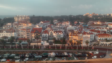 Luftaufnahme-Nahaufnahme-Villa-Straße-Strand-Stadt-Cascais-Portugal