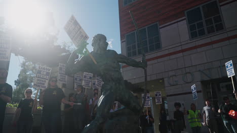 Eine-Statue-Auf-Dem-Campus-Der-Ucla-Mit-Einem-„UAW-Im-Streik“-Schild,-Das-Dort-Von-Einem-Streikenden-Akademischen-Arbeiter-Angebracht-Wurde