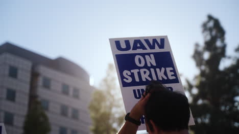 :-Un-Cartel-De-&quot;uaw-En-Huelga&quot;-En-Lo-Alto-De-La-Línea-De-Piquete-En-La-Huelga-De-Trabajadores-Académicos-De-La-Uc-En-La-Ucla