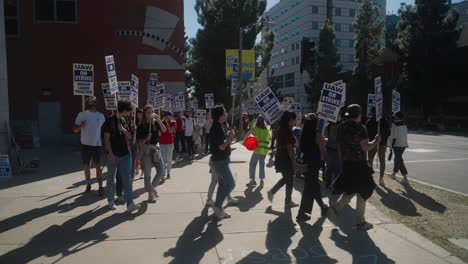 Trabajadores-Académicos-De-La-Uc-Caminando-En-Círculos-En-Un-Piquete-En-Huelga-En-El-Campus-De-La-Ucla