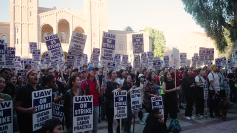 Una-Gran-Multitud-De-Trabajadores-Académicos-En-Huelga-Ver-Un-Orador-En-La-Huelga-De-Trabajadores-Académicos-De-La-Uc-En-La-Ucla