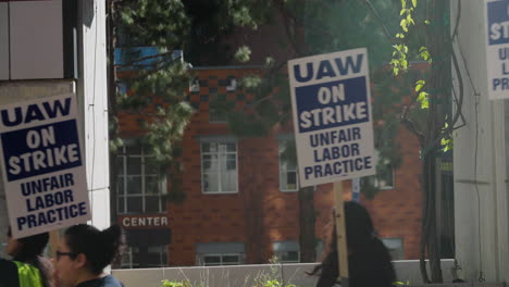 Una-Toma-Cinematográfica-De-Uaw-En-Carteles-De-Huelga-Pasando-Por-Ucla-Para-La-Huelga-De-Trabajadores-Académicos-De-Uc