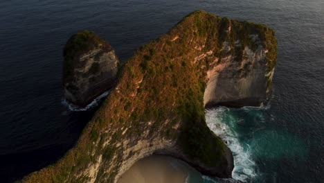 Antenne:-Drohnenaufnahme-Mit-Einem-Berühmten-Strand-Bei-Sonnenuntergang