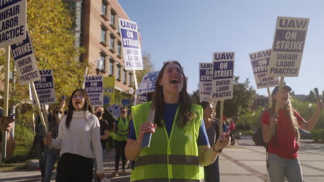 Una-Joven-Líder-De-La-Huelga-Encabeza-Un-Largo-Piquete-De-Trabajadores-Académicos-De-La-Uc-En-El-Campus-De-La-Ucla