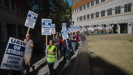 Eine-Filmische-Weitwinkelaufnahme-Des-Streikpostens-Der-UC-Academic-Workers-An-Der-Ucla