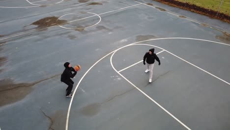 Antenne:-Drohnenaufnahme-Eines-Basketballspiels-Im-Park