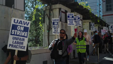 Una-Larga-Fila-De-Trabajadores-Académicos-Marcha-Y-Anima-El-Piquete-En-Ucla-Por-La-Huelga