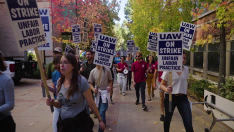 Una-Gran-Multitud-De-Trabajadores-Académicos-De-La-Uc-En-Huelga-En-La-Marcha-De-La-Ucla-En-El-Campus-Con-Colores-De-Otoño-En-El-Fondo