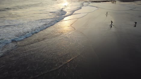 Antenne:-Drohnenaufnahme-Von-Menschen-Beim-Skimboarding