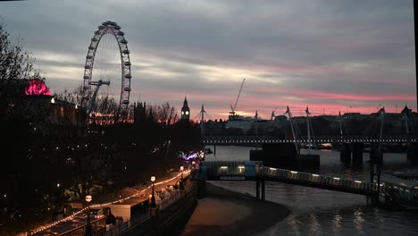 Impresionante-Vista-Del-Ojo-De-Londres,-El-Big-Ben-Y-Las-Casas-Del-Parlamento-Desde-El-Puente-De-Waterloo-En-La-Noche,-Londres,-Reino-Unido