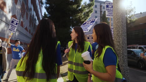 Un-Grupo-De-Jóvenes-Líderes-Organizar-Una-Gran-Multitud-De-Trabajadores-Académicos-En-Huelga-En-Ucla