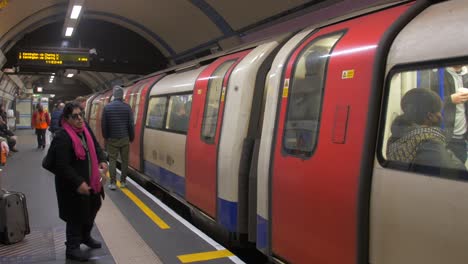 People-waiting-for-the-train-at-subway-station